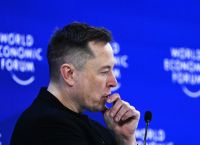 Νταβός: Οι μεγάλες υποσχέσεις Μασκ φέρνουν την Tesla σε καμπή – Ρομπότ, Robotaxi και επενδυτικό ρίσκο