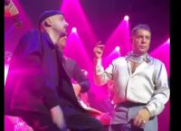 Απρόοπτο on stage: Απτόητος ο Μαζωνάκης σε μπλακ άουτ στο μαγαζί – Τραγούδησε α καπέλα και ξεσήκωσε το κοινό