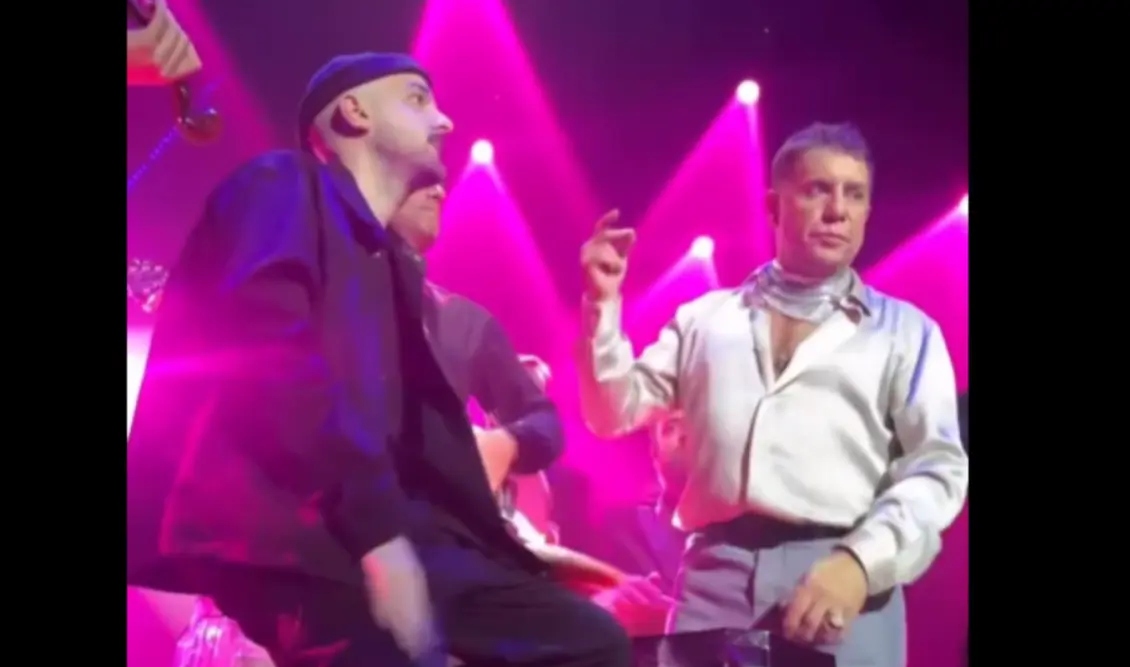 Απρόοπτο on stage: Απτόητος ο Μαζωνάκης σε μπλακ άουτ στο μαγαζί – Τραγούδησε α καπέλα και ξεσήκωσε το κοινό