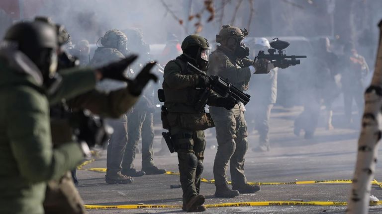 Πεδίο μάχης η Μινεάπολη: Διαδηλώσεις και συγκρούσεις με την ICE, ένας νεκρός