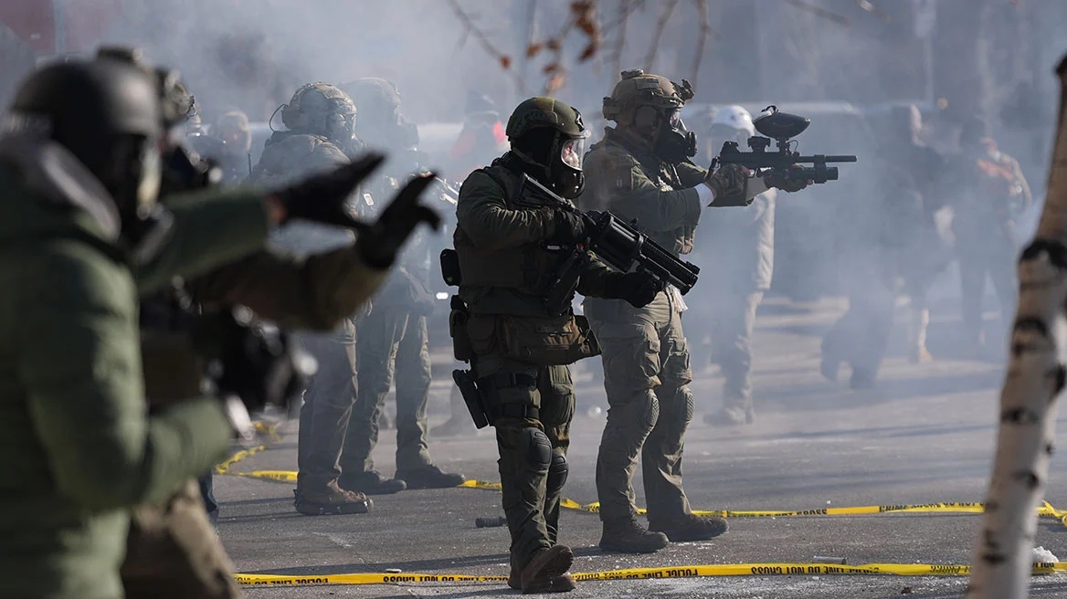 Πεδίο μάχης η Μινεάπολη: Διαδηλώσεις και συγκρούσεις με την ICE, ένας νεκρός