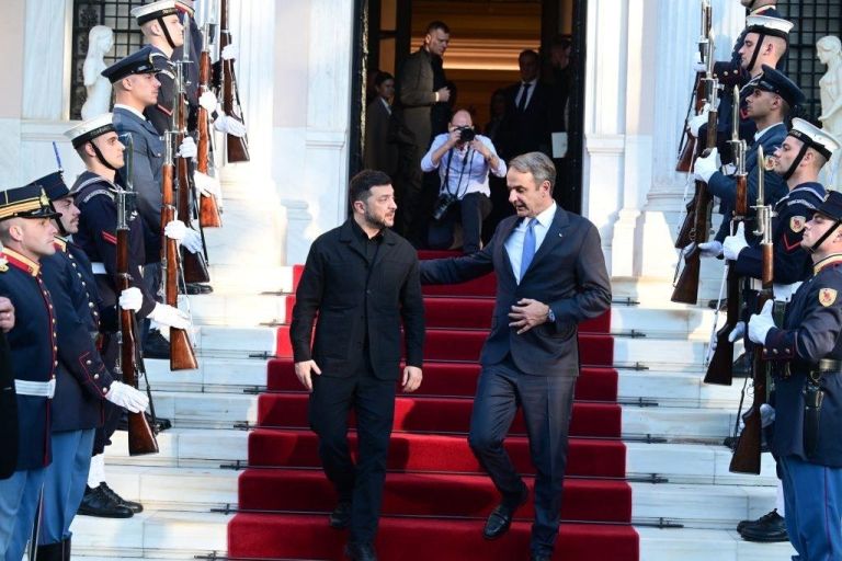 Ο Μητσοτάκης στο Παρίσι: Συμμαχία των Προθύμων ή η νέα γραμμή άμυνας της Ευρώπης;