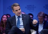 Ο Μητσοτάκης σε σταυροδρόμι: Από τα τεθωρακισμένα των μπλόκων στο… Νταβός των επενδύσεων