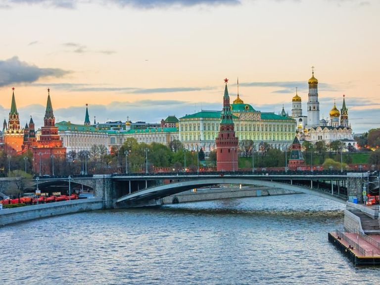 Η Ρωσία σε δημοσιονομική ασφυξία: Ο πόλεμος, το φθηνό πετρέλαιο και ο κίνδυνος οικονομικής παγίδας