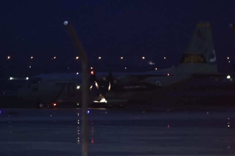 Στη Θεσσαλονίκη το C-130 με τις σορούς των οπαδών του ΠΑΟΚ- Τρισάγιο στην Τούμπα