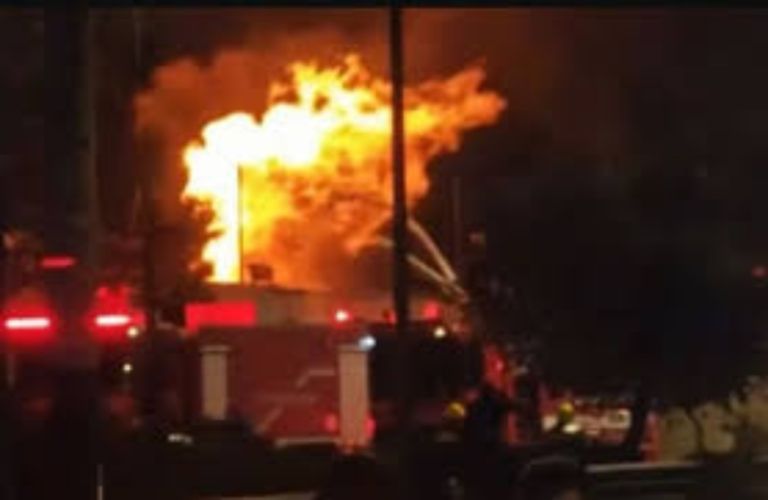 “Παραλίγο να τιναχτούμε στον αέρα”: Διαρροή καυσίμων δείχνουν τα πρώτα στοιχεία για τη φωτιά στο Πέραμα