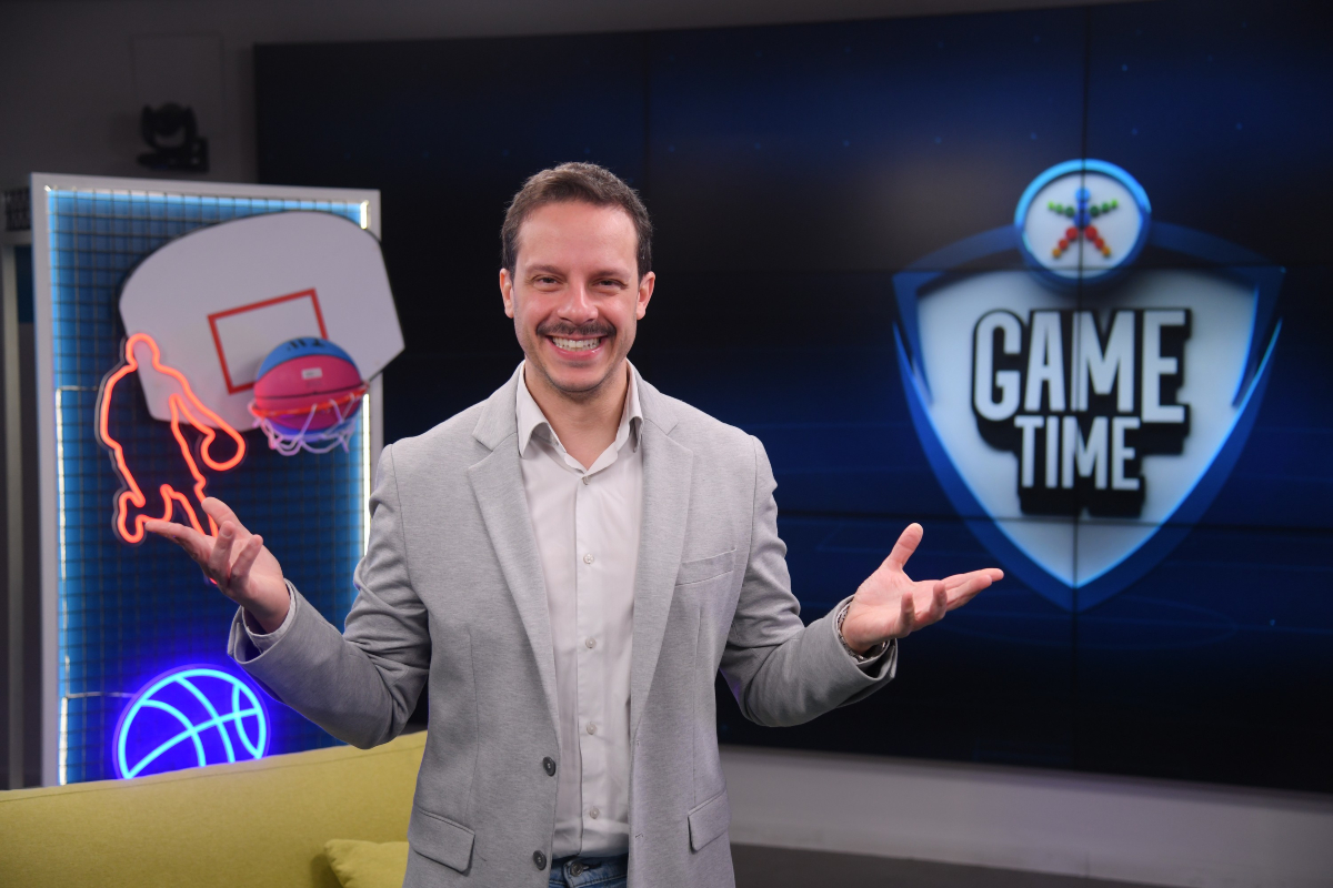Ο Δημήτρης Μακαλιάς σκίζει το σενάριο και μετατρέπει το GAME TIME σε stand-up show