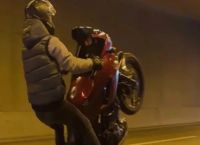 «Χειροπέδες» σε τρεις νεαρούς για επικίνδυνες κόντρες και σούζες με μηχανές–Ενας χωρίς δίπλωμα οδήγησης [vid]