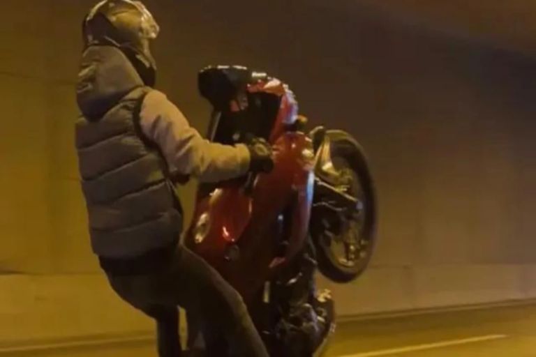 «Χειροπέδες» σε τρεις νεαρούς για επικίνδυνες κόντρες και σούζες με μηχανές–Ενας χωρίς δίπλωμα οδήγησης [vid]