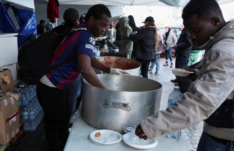 Ισπανία: Η κυβέρνηση Σάντσεθ νομιμοποιεί 500.000 μετανάστες με στόχο «αξιοπρέπεια και ανάπτυξη»