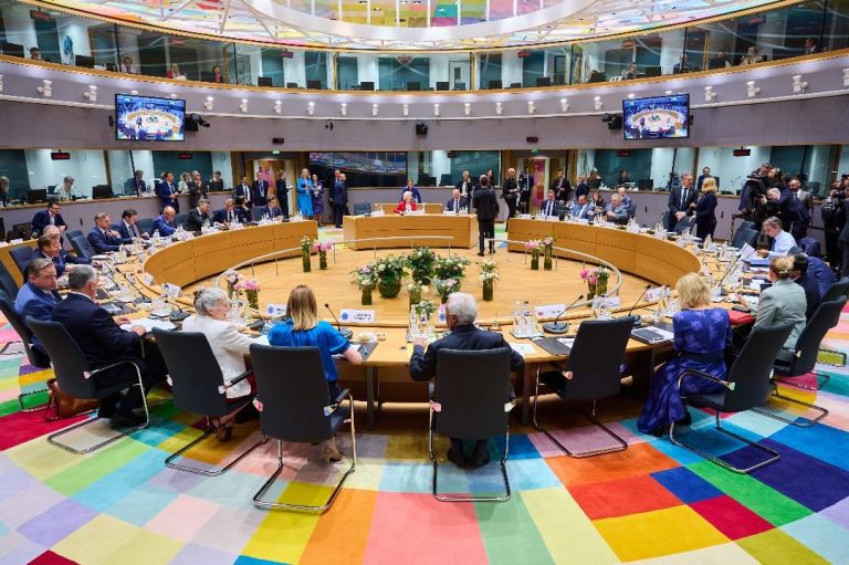 Σύνοδος Κορυφής ΕΕ: Οι Ευρωπαίοι αποφασίζουν καθώς “το αμερικανικό όνειρο πέθανε”