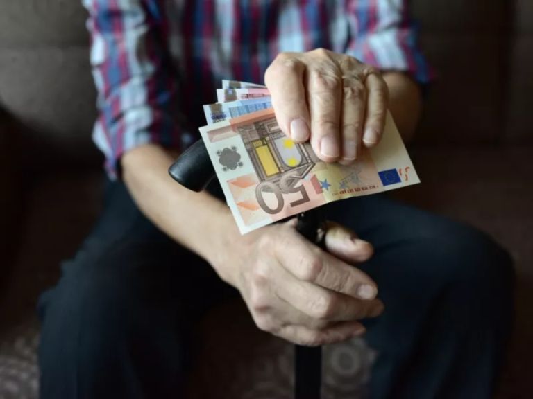 Φεβρουάριος με περισσότερα ευρώ: Οι νέες συντάξεις στο ΑΤΜ