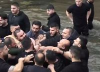 Φλώρινα: “Πλακώθηκαν”… για τον Τίμιο Σταυρό-Έπεσαν σπρωξιές και μερικές ψιλές [vid]