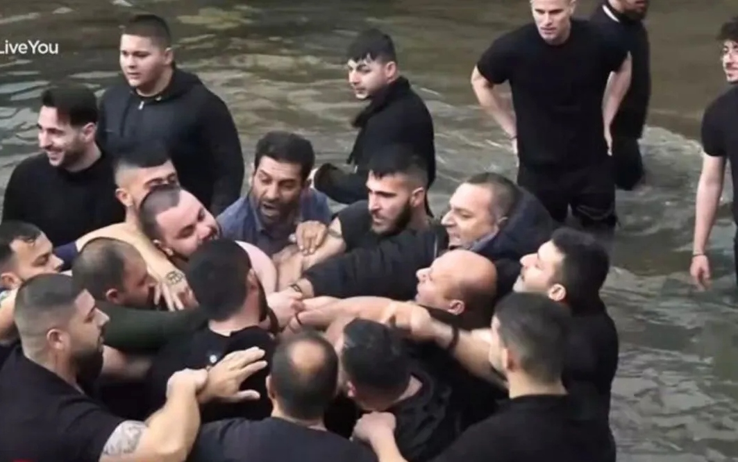 Φλώρινα: “Πλακώθηκαν”… για τον Τίμιο Σταυρό-Έπεσαν σπρωξιές και μερικές ψιλές [vid]