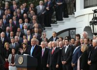 Διακομματικό «όχι» στα σχέδια προσάρτησης, μονοψήφια στήριξη στη βία και πολιτικό ρίσκο για τον Λευκό Οίκο