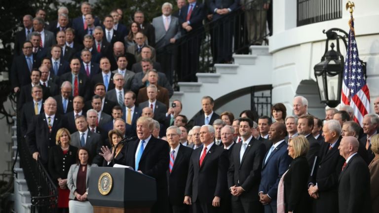 Διακομματικό «όχι» στα σχέδια προσάρτησης, μονοψήφια στήριξη στη βία και πολιτικό ρίσκο για τον Λευκό Οίκο