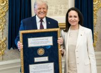 Το Nobel δεν αλλάζει χέρια: Η συμβολική χειρονομία της Machado στον Trump