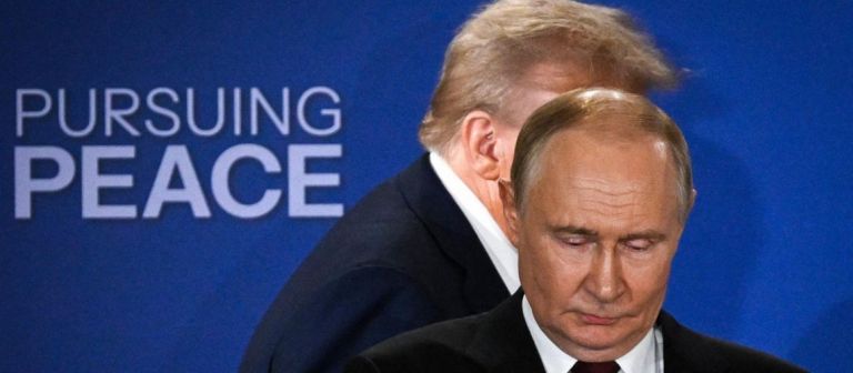 Γιατί ο Τραμπ Στηρίζει τον Πούτιν: Όταν ο θόρυβος περνιέται για ισχύ και η Δύση πληρώνει τον λογαριασμό