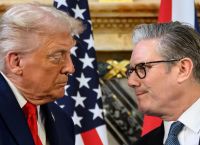 Ο Τραμπ χτυπά καμπανάκι στο Λονδίνο: «Εξαιρετικά επικίνδυνο» το φλερτ με την Κίνα