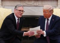 Ο Τραμπ χαρακτηρίζει «ΜΕΓΑΛΗ ΑΝΟΗΣΙΑ» τη συμφωνία για τα Νησιά Τσάγκος — αλλά την είχε στηρίξει πέρυσι