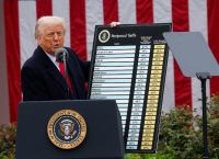 Ο Τραμπ πατάει φρένο στους δασμούς: Από απειλές «Boοster» σε εμπορικά «μαλακώματα»