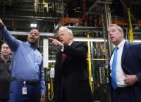 Ο Τραμπ σοκάρει στο Μίσιγκαν με άσεμνη χειρονομία σε εργαζόμενο!