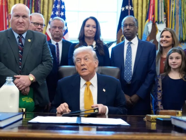 Τραμπ: “Μου είπαν ότι σταμάτησαν οι φόνοι και δεν προγραμματίζονται εκτελέσεις”