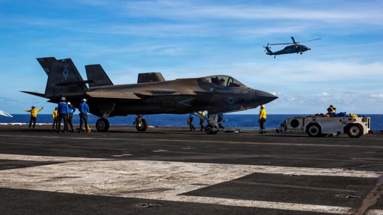 ΗΠΑ: Στέλνουν ναυτικές δυνάμεις στη Μέση Ανατολή – Η Τεχεράνη προειδοποιεί για «ολικό πόλεμο»