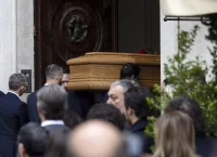 Βαλεντίνο: Σε λαϊκό προσκύνημα η σορός του θρυλικού σχεδιαστή