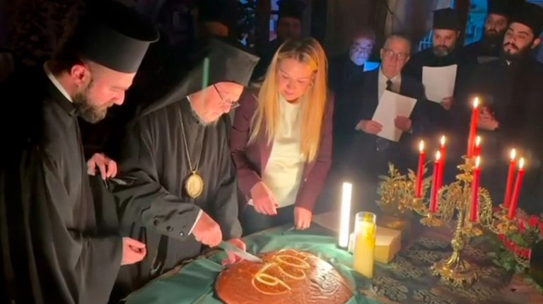 «Αυτό το μαχαίρι δεν είναι γερό, κακός οιωνός»-Απρόοπτα για Βαρθολομαίο στην κοπή πίτας στην Κωνσταντινούπολη