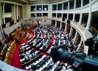 «Σκληρό ροκ» στη Βουλή — ΠΑΣΟΚ καταθέτει ένσταση αντισυνταγματικότητας για το νομοσχέδιο ΕΔ