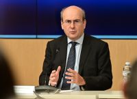 Χατζηδάκης: Υπεύθυνες δηλώσεις αντί πιστοποιητικών,πιστοποιημένοι επαγγελματίες για επιτάχυνση διαδικασιών