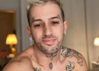 Τάσος Ξιαρχό: «Είμαι στρέιτ ομοφυλόφιλος-«Δεν χρειάζεται να φοράς στρινγκ στο Σύνταγμα»