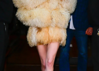 Γιατί το Παλτό Πάρτι Έχει Μεγαλύτερη Σημασία από το Φόρεμα Αυτή τη Σεζόν