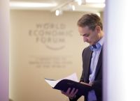 Στο Νταβός με «βαλίτσα» επενδύσεων και γεωπολιτικό συναγερμό ο Μητσοτάκης