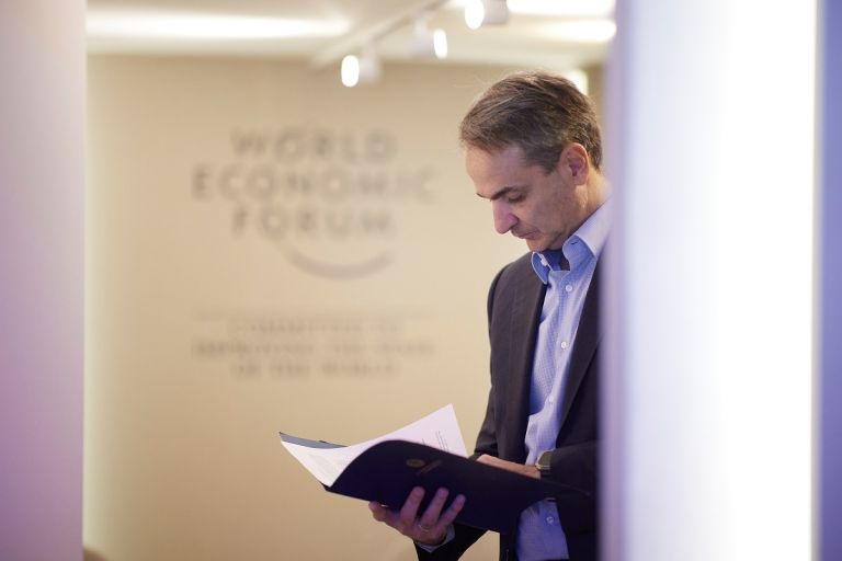 Στο Νταβός με «βαλίτσα» επενδύσεων και γεωπολιτικό συναγερμό ο Μητσοτάκης