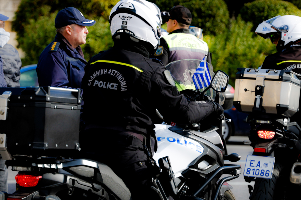 Παλλήνη: Τρεις συλλήψεις «στα πράσα» για απόπειρα κλοπής μοτοσυκλέτας