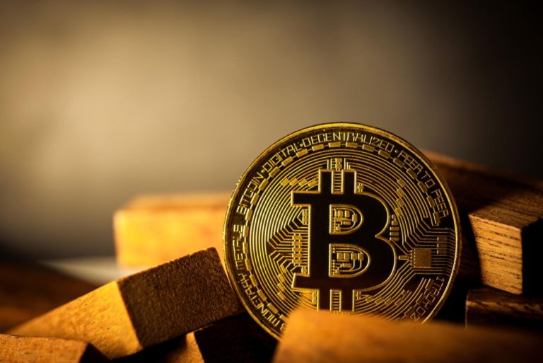 Bitcoin: Βουτιά κάτω από τα 65.000 δολάρια – Χάθηκαν 100 δισ. δολάρια από τα κρυπτονομίσματα σε 24 ώρες