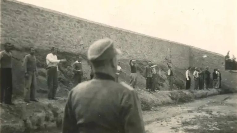 Οι 262 φωτογραφίες της Καισαριανής στο Δημόσιο: Ένα ντοκουμέντο επιστρέφει στην Ιστορία