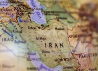 Ο Κόλπος φλέγεται – Εκρήξεις στο Κουβέιτ, Άμπου Ντάμπι & Ντόχα μετά την ένταση Ιράν–Δύσης