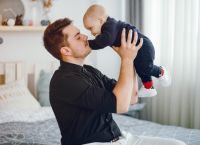 Πατέρας και παιδί: Η πρώιμη σχέση που «γράφει» στην υγεία χρόνια αργότερα