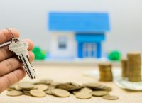 Διπλός ΕΝΦΙΑ στα κενά ακίνητα τραπεζών και servicers: Το σχέδιο πίεσης για να βγει σπίτι στην αγορά