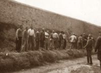 «Στο σφυρί οι ήρωες της Καισαριανής» – Παρέμβαση Τσίπρα για να τις αγοράσει η Βουλή