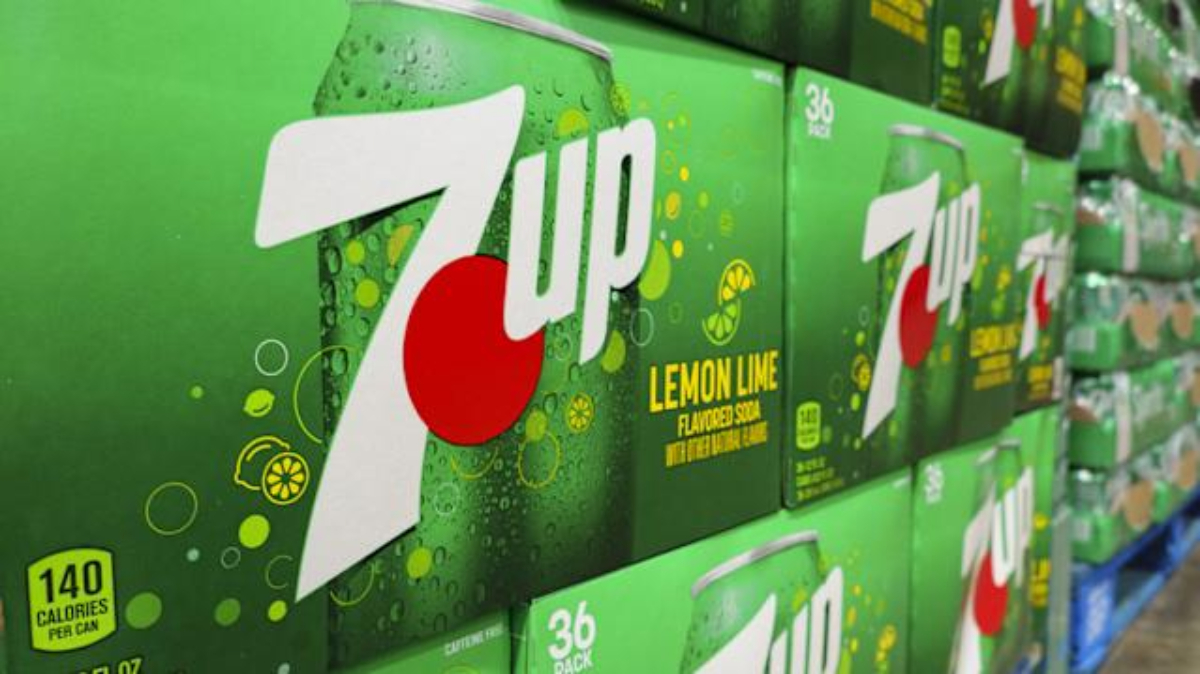 7 Up: Ο «άφραγκος» πωλητής που έβαλε τη δροσιά σε μπουκάλι και έγραψε ιστορία