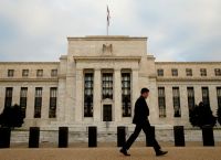 ΗΠΑ: Πώς «διαβάζεται» μια Fed σε πόλεμο επιτοκίων και γιατί οι αγορές ψάχνουν νόημα σε κάθε λέξη