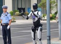 Ρομπότ-αστυνομικοί στους δρόμους: Το PM01 της EngineAI κάνει την εμφάνισή του στη Σενζέν