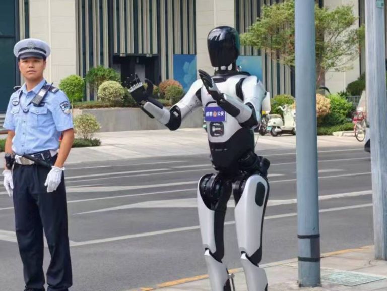 Ρομπότ-αστυνομικοί στους δρόμους: Το PM01 της EngineAI κάνει την εμφάνισή του στη Σενζέν