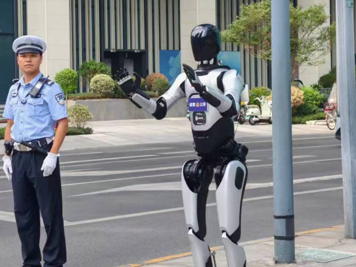 Ρομπότ-αστυνομικοί στους δρόμους: Το PM01 της EngineAI κάνει την εμφάνισή του στη Σενζέν