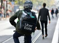 Uber Eats έρχεται στην Ελλάδα το 2026 και φουντώνει ο πόλεμος του delivery