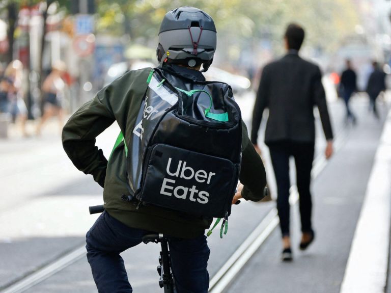 Uber Eats έρχεται στην Ελλάδα το 2026 και φουντώνει ο πόλεμος του delivery